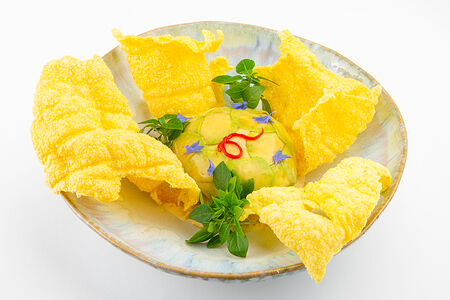 Тартар с крабом, лососем, тунцом и чипсами из кукурузы