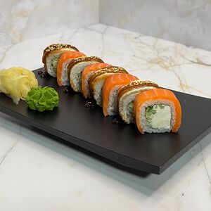 Ролл с лососем и копченым угрем