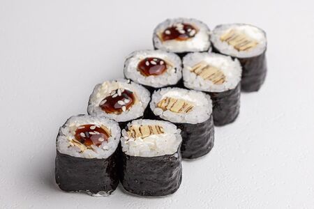 Ролл с омлетом и филадельфией