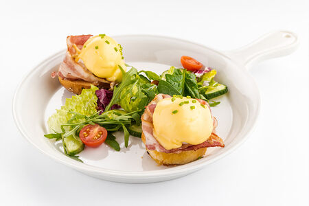 Яйца Бенедикт с беконом