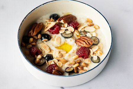 Каша овсяная с ягодами и миндалем на классическом молоке