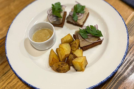 Филе сельди на тостах