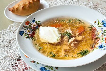 Куриный бульон с лапшой и яйцом пашот