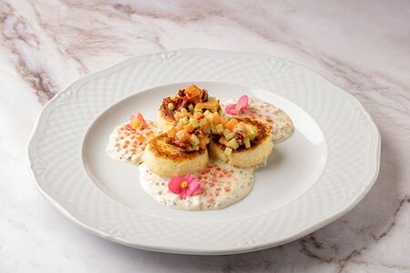 Сырники несладкие с икорным соусом и тартаром из слабосоленой форели