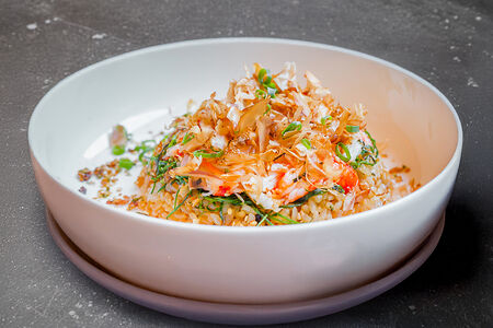 Краб с имбирным соусом и жареным рисом