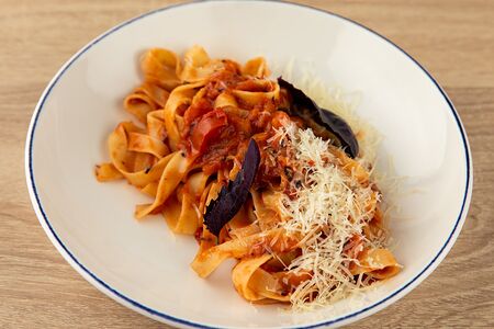 Паста в томатном соусе с базиликом и пармезаном