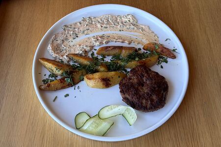 Котлета с запеченным картофелем