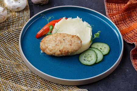 Котлета куриная с пюре 