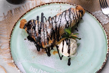 Яблочный штрудель с мороженым