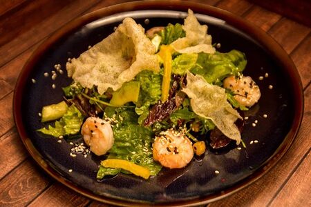 Салат с креветками и рисовыми чипсами