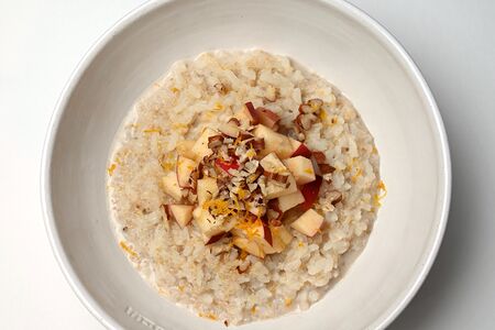 Рисовая каша на молоке с яблоком, цедрой апельсина и корицей