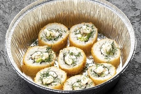 Тёплый ролл с курицей су-вид и соусом пармезан