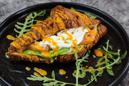 Круассан с форелью, рукколой и пряным кремом
