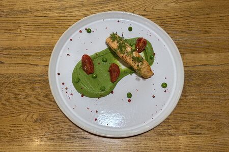 Стейк из семги, приготовленный в дровяной печи, с пюре из зеленого горошка