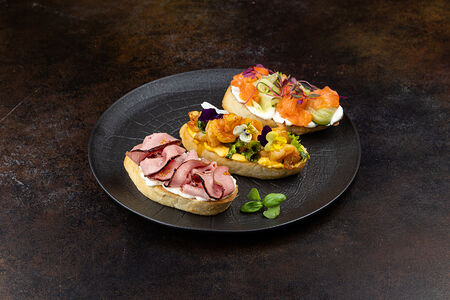 Брускетта с креветкой