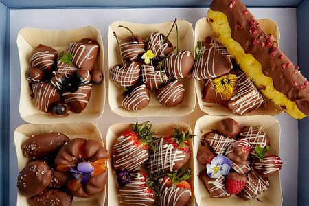 Фрукты в шоколаде