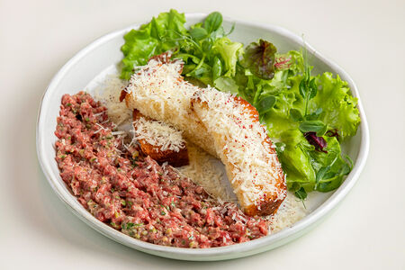 Тартар из говядины с перцем и крошкой пармезана