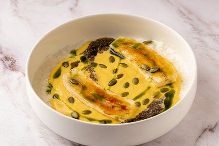 Рисовая каша с карамелизированным бананом, пюре манго - чиа и мятным маслом