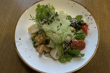 Теплый салат с морепродуктами 