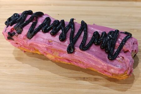 Эклер вишневый