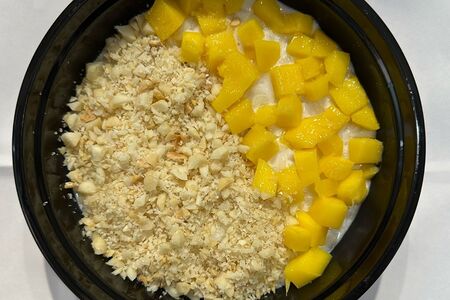 Каша овсяная на кокосовом молоке с манго и макадамией