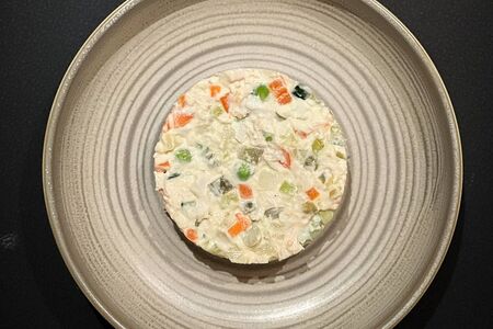 Оливье с курицей и сметаной