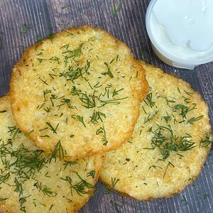 Драники картофельные со сметаной и зеленью