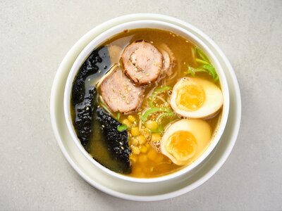 Мисо-рамен на курином бульоне со свиным рулетом