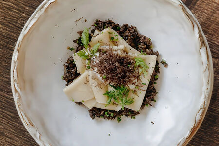 Грибной хинкал, лук-сибулет, крем из сулугуни, трюфель