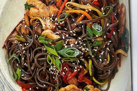 Гречневая лапша с курицей и овощами