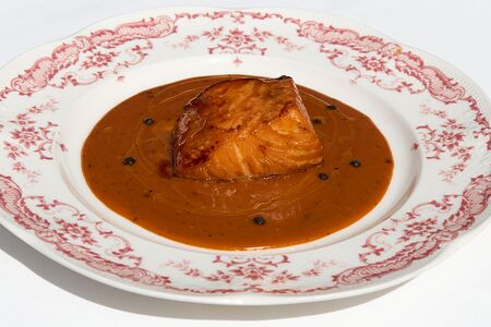 Лосось с соусом из черного перца