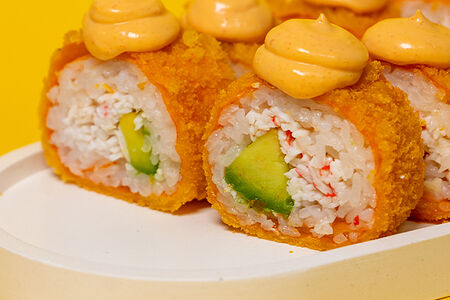 Криспи ролл со спайси крабом в маменори