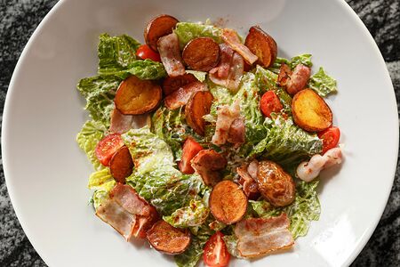 Салат с молодым картофелем и беконом