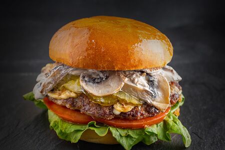 Бургер с мраморной говядиной и сливочными грибами 