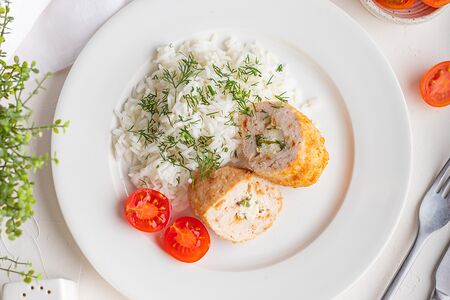 Котлета из индейки под сливочным соусом с булгуром