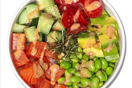 Поке с лососем и авокадо