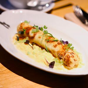 Блин-ролл с нежным лососем и воздушным скрэмблом