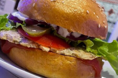 Бургер с сочной рыбной котлетой, картошкой фри и кетчупом