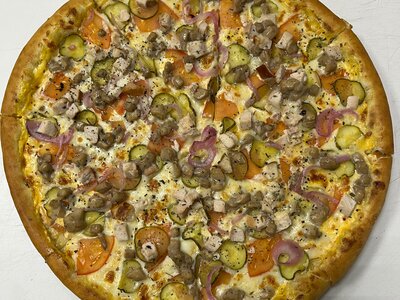 Большая пицца с курицей и сыром
