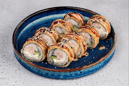 Жареный ролл с угрем и креветкой 