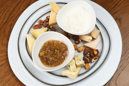 Сыры с грушевой мостардой и орехами