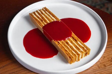 Домашний медовик с ягодным соусом