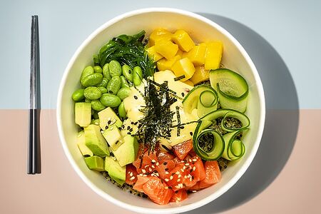 Поке с лососем и манговым соусом