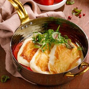 Жареный сыр сулугуни со свежими томатами