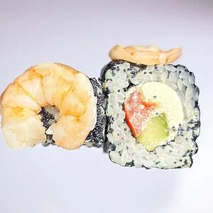 Калифорния с креветкой в черной икре масаго