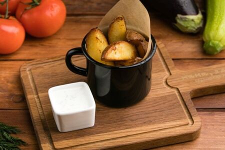 Картофель по-деревенски с соусом Чесночный мацони