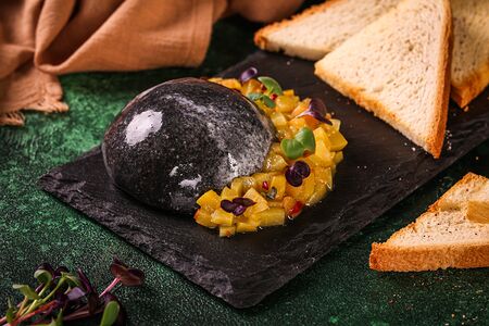 Паштет из печени перепелки с чатни из персика