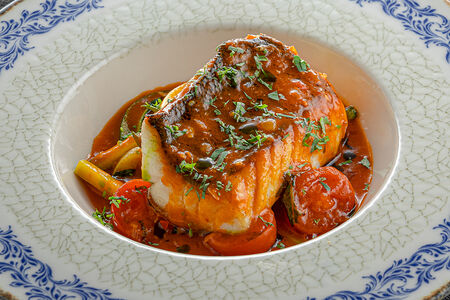 Судак со спагетти из цукини и соусом наполи