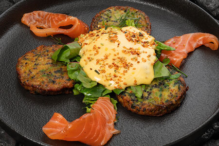 Оладьи из кабачков с копченым лососем