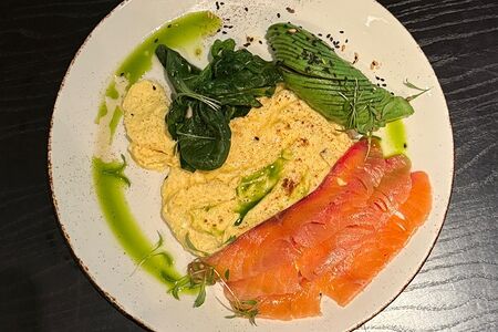 Скрэмбл с гравлаксом из лосося, шпинатом и авокадо